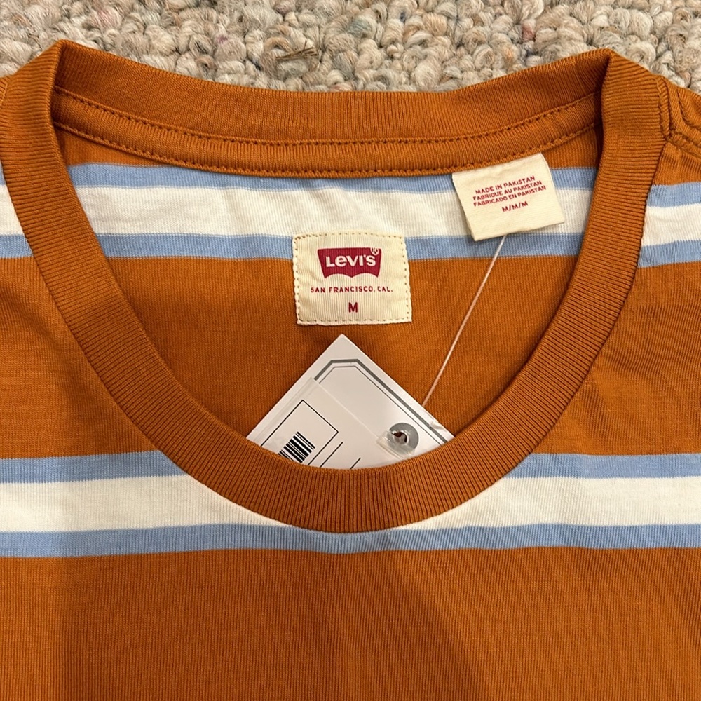 Men’s NWT Levi’s short sleeve shirt , size medium - Picture 2 of 2